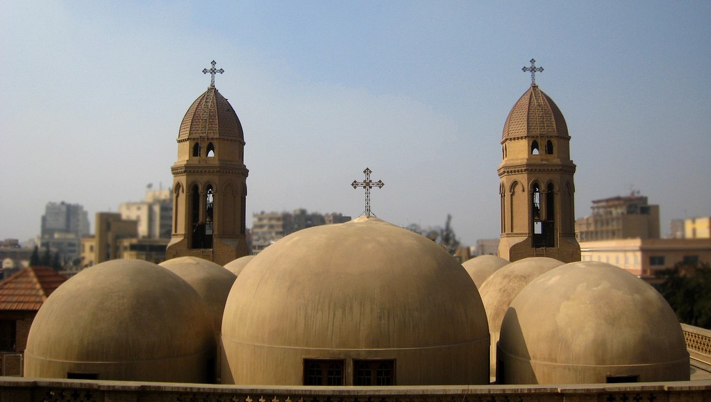 上图:位于埃及首都开罗的圣马可科普特教堂(Coptic Saint Mark's Church)。科普特的教会是马可建立的,所以其教宗以马可的继承人自居,犹如天主教的教宗以彼得继承人自视。「科普特」一词原意是「埃及人」,随着大部分埃及居民皈依伊斯兰教,该词现在专指埃及的基督徒。埃及的科普特人是中东地区最大的基督教族群,人口约占埃及8千多万总人口的10–15%。现在,大多数科普特人使用阿拉伯语,但在敬拜时使用由古埃及语演变而来的科普特语。现代最有名的科普特人是布特罗斯·布特罗斯-加利,他曾担任联合国第六任秘书长。罗的圣马可科普特教堂(Coptic Saint Mark's Church)。科普特的教会是马可建立的,所以其教宗以马可的继承人自居,犹如天主教的教宗以彼得继承人自视。「科普特」一词原意是「埃及人」,随着大部分埃及居民皈依伊斯兰教,该词现在专指埃及的基督徒。埃及的科普特人是中东地区最大的基督教族群,人口约占埃及8千多万总人口的10–15%。现在,大多数科普特人使用阿拉伯语,但在敬拜是仍使用由古埃及语演变而来的科普特语。现代最有名的科普特人士是布特罗斯·布特罗斯-加利,曾担任联合国第六任秘书长。