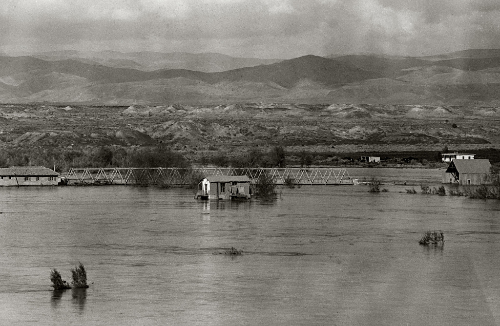 上图:1935年2月耶利哥附近艾伦比桥(Allenby Bridge)的约旦河宽阔河面,水面已经接近艾伦比桥面,印证了「约旦河水在收割的日子涨过两岸」(书三15)。由于两岸的过度抽取,现代约旦河的河面已经大大变窄。根据2010年耶路撒冷邮报的报道,约旦河的年水量只有100年前的3%:20世纪初的年流量是13亿立方米,现在的年流量只有3千万立方米。
